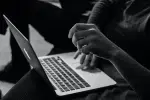 une personne utilisant un ordinateur pour naviguer sur internet