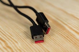 Ein Anschluss für die Tastatur, ein Anschluss für den USB-Port