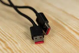 Ein Anschluss für die Tastatur, ein Anschluss für den USB-Port
